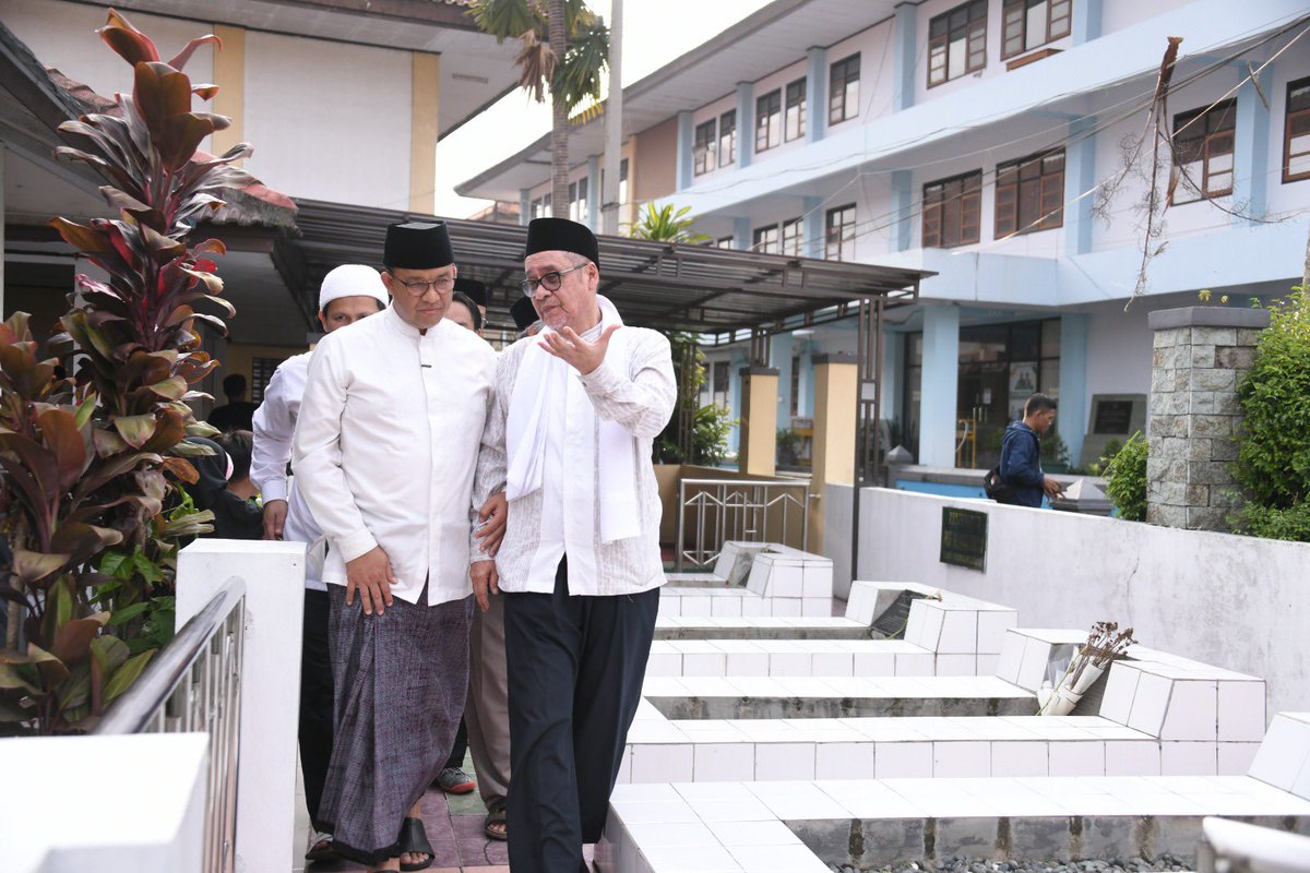 aniesbaswedan's tweet photo. Alhamdulillah, sebuah pertemuan sekaligus menyambung tali silaturahmi keluarga. Kakek kami, AR Baswedan dan K.H. Anwar Musaddad sama-sama pejuang, yang pada waktu itu dapat penugasan pindah ke Yogya. 

Mereka dipinjami rumah di komplek perumahan yang sama, Taman Yuwono. K.H. Musaddad di rumah No. 4, kakek di No. 19.

Anak-anak dari K.H. Musaddad juga bersahabat dengan orangtua kami. K.H. Cecep, putra Almarhum, menanyakan kabar paman yang jadi taman main masa kecilnya. Bahkan Ibu Iis cerita: “Saya datang lho di resepsi nikahnya ayah-ibunya Pak Anies”. 

Hari ini di Garut, silaturahmi, persahabatan dua keluarga itu tersambungkuatkan. Sebuah sore yg amat mengesankan.

K.H. Anwar Musaddad mendirikan Perguruan Tinggi Agama Islam (PTAI) di Yogyakarta, yang menjadi cikal-bakal Institut Agama Islam Negeri (IAIN), yang kini berkembang menjadi Universitas Islam Negeri (UIN) Kalijaga. Beliau juga pendiri UIN Bandung.

Pondok pesantrennya di Garut sangat besar, namanya Pesantren Al-Musaddadiyah. Tadi kami berjumpa dengan putranya, K.H. Cecep Abdul Halim, dan anak-anaknya yang lain. 

Beliau wafat di usia 91 tahun. Alhamdulillah, sekaligus ziarah ke peristirahatan K.H. Musaddad. Sosok yang berpengaruh di Bumi Priangan dengan kiprah perjuangan yang cukup panjang di zamannya.

#Garut #KHAnwarMusaddad #IAIN #UIN #UntukIndonesia