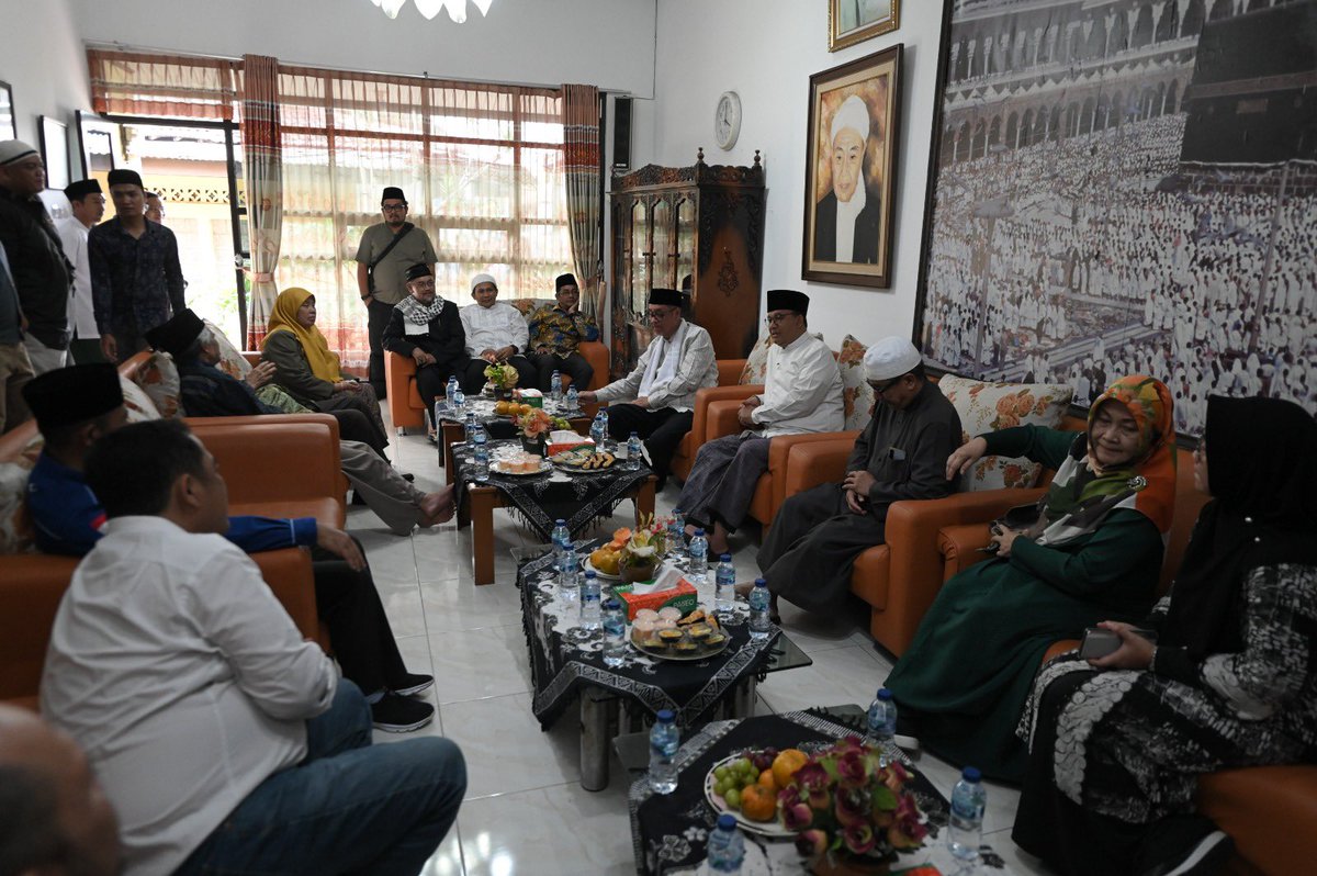 aniesbaswedan's tweet photo. Alhamdulillah, sebuah pertemuan sekaligus menyambung tali silaturahmi keluarga. Kakek kami, AR Baswedan dan K.H. Anwar Musaddad sama-sama pejuang, yang pada waktu itu dapat penugasan pindah ke Yogya. 

Mereka dipinjami rumah di komplek perumahan yang sama, Taman Yuwono. K.H. Musaddad di rumah No. 4, kakek di No. 19.

Anak-anak dari K.H. Musaddad juga bersahabat dengan orangtua kami. K.H. Cecep, putra Almarhum, menanyakan kabar paman yang jadi taman main masa kecilnya. Bahkan Ibu Iis cerita: “Saya datang lho di resepsi nikahnya ayah-ibunya Pak Anies”. 

Hari ini di Garut, silaturahmi, persahabatan dua keluarga itu tersambungkuatkan. Sebuah sore yg amat mengesankan.

K.H. Anwar Musaddad mendirikan Perguruan Tinggi Agama Islam (PTAI) di Yogyakarta, yang menjadi cikal-bakal Institut Agama Islam Negeri (IAIN), yang kini berkembang menjadi Universitas Islam Negeri (UIN) Kalijaga. Beliau juga pendiri UIN Bandung.

Pondok pesantrennya di Garut sangat besar, namanya Pesantren Al-Musaddadiyah. Tadi kami berjumpa dengan putranya, K.H. Cecep Abdul Halim, dan anak-anaknya yang lain. 

Beliau wafat di usia 91 tahun. Alhamdulillah, sekaligus ziarah ke peristirahatan K.H. Musaddad. Sosok yang berpengaruh di Bumi Priangan dengan kiprah perjuangan yang cukup panjang di zamannya.

#Garut #KHAnwarMusaddad #IAIN #UIN #UntukIndonesia