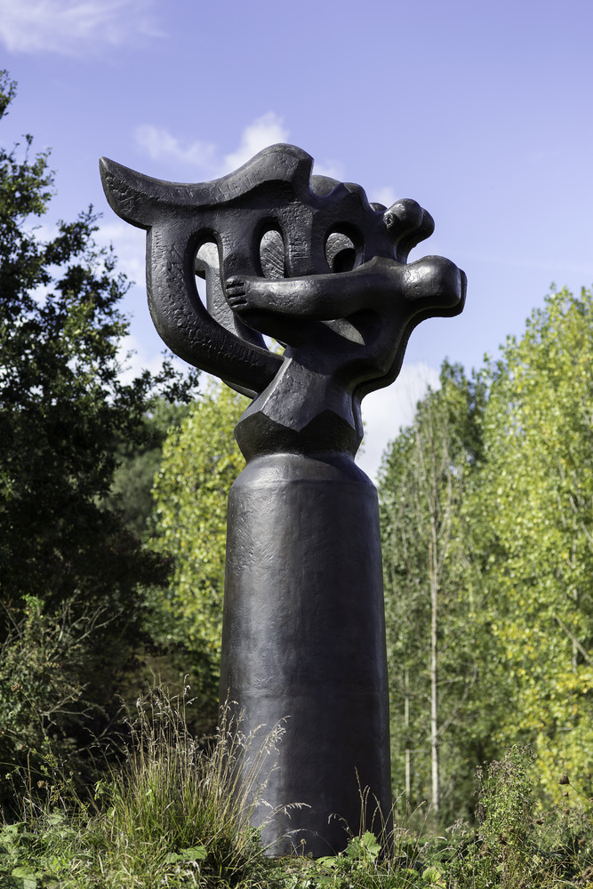 lammusee's tweet photo. Ce lundi, le LaM vous propose de parcourir son parc de sculptures pour regarder de plus près "Le chant des voyelles" de Jacques #Lipchitz !  #LespépitesduLaM 

D’une forme ailée et majestueuse cette #sculpture représente les thèmes d’Icare et fait songer à un harpiste ! https://t.co/mgdSjVt2e7