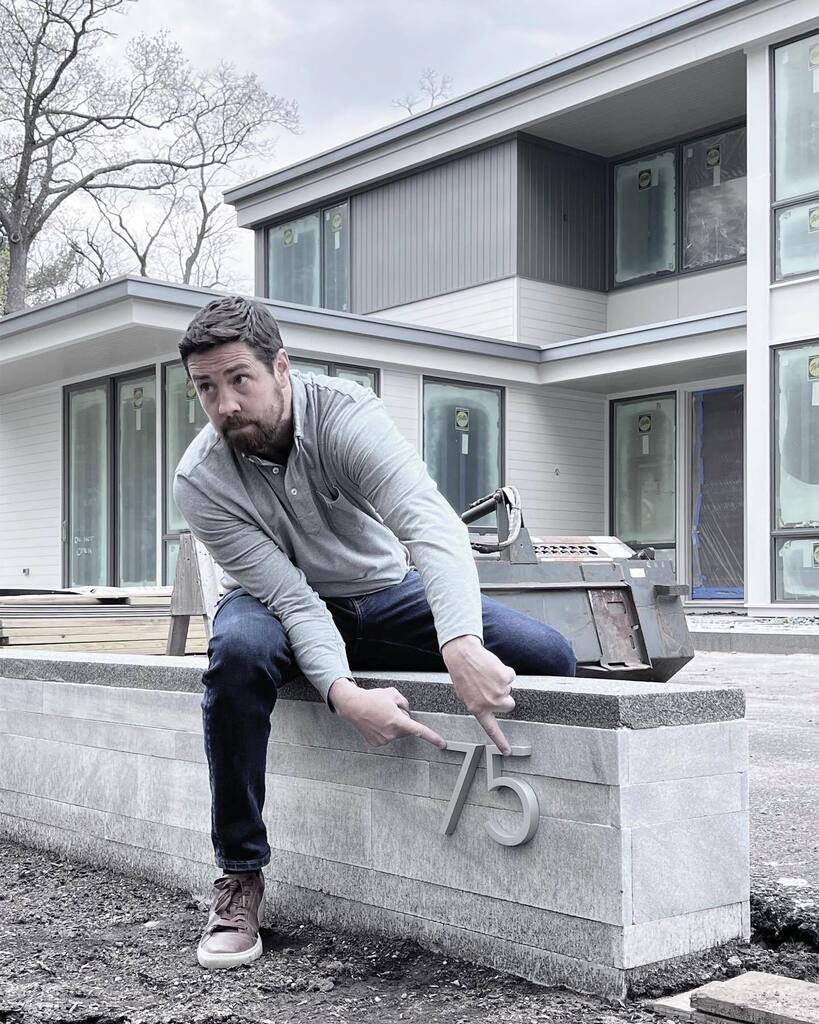 FlavinArchitect's tweet image. No detail is too small! Here’s Brian O’Leary, our partner at Haven Builders, putting some finishing touches on a new house in Newton. We’ve loved working with Haven on this build. As you can see, their attention to detail is exceptional.

#naturalmodern … instagr.am/p/Crs9MWKujGz/