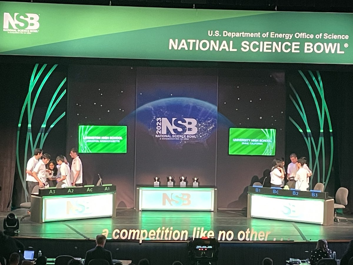 Teams are conferring at the half time mark. Lexington High leads University High with 62-4. Reminder that each team can buzz in for a 4 pt Toss Up Q with a correct answer getting that team a Bonus Q worth 10 pts. If Uni gets the upset, we go another round. #NSB2023 🧫🧬🔭⚗️🔬🧪🥼