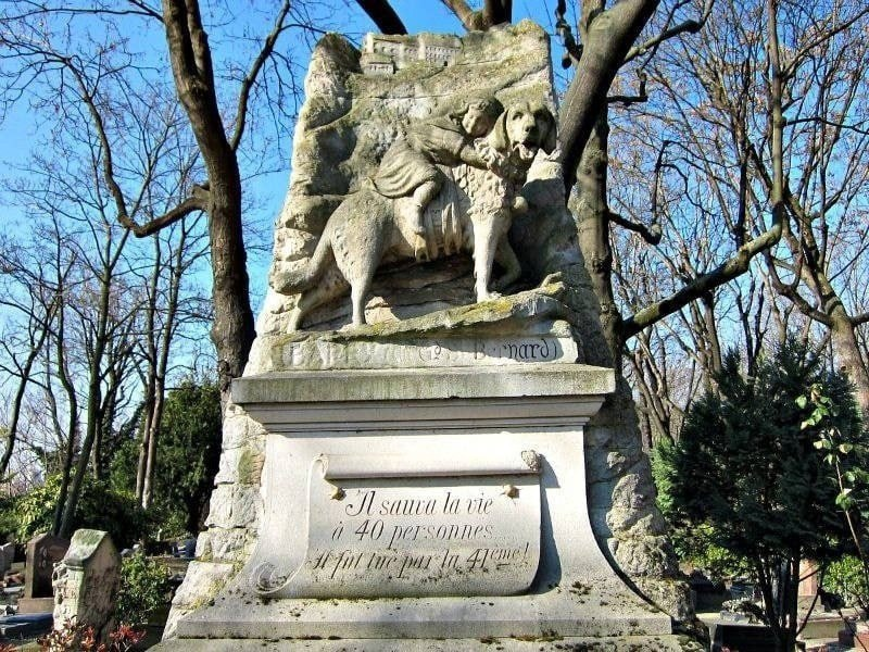 Памятник собаке Барри, Париж (1899): огромный пес и доверчиво прижавшийся к нему ребенок. 
Надпись гласит: «Барри, спасшему 40 человек и убитому 41-м».