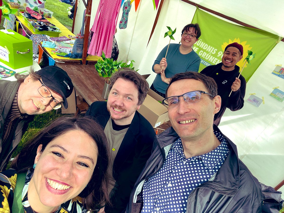 DiverseView's tweet photo. An dem Stand von @Gruene_Lbg auf dem Bunte Platte Fest finden spannende Gespräche statt. Wir haben eine ganze Reihe an politischen Wünsche mit auf den Weg bekommen! Danke für den Austausch. #MitMut https://t.co/HjfLpChYcH