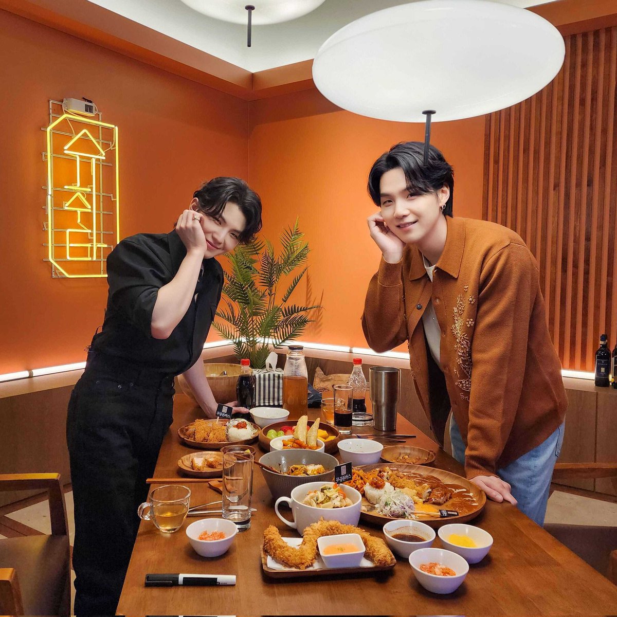 btsvtfiles's tweet photo. this year is being very crazy https://t.co/Oba0F6y1tQ