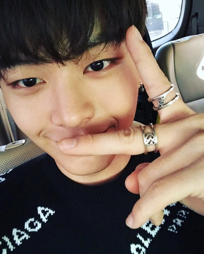 #빛나는_오월의_별_성재야_생일축하해 
성재가 있었기에 비투비가 지금 여기까지 온거야🔥
육성재라는 사람의 가장 빛나는 청춘을 함께할수 있어 너무 기쁘다
이름처럼 반짝이는 하루를 보내길 바라 🍀🌈🩵