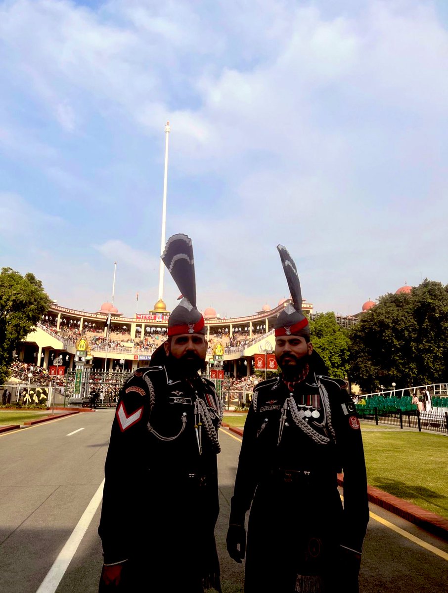 handollwithcare's tweet photo. A nation that cannot control its borders is not a nation…
Pakistan Zindabad 🇵🇰
#borderline
Wahga Border 🇵🇰🇮🇳
When #LabourDay was turned into a #BorderDay 😁 https://t.co/2eGC51I1OR