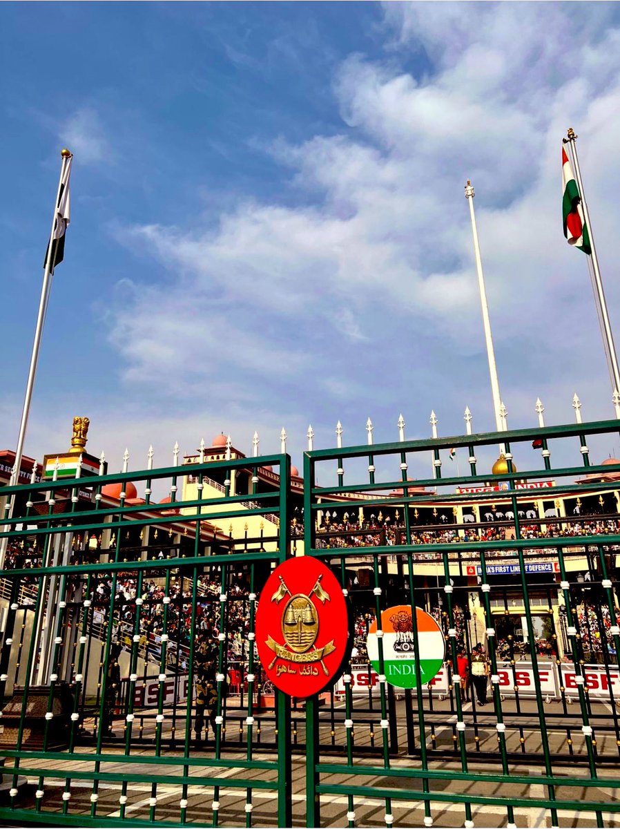 handollwithcare's tweet photo. A nation that cannot control its borders is not a nation…
Pakistan Zindabad 🇵🇰
#borderline
Wahga Border 🇵🇰🇮🇳
When #LabourDay was turned into a #BorderDay 😁 https://t.co/2eGC51I1OR