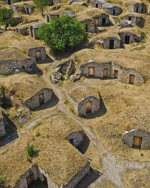 GSHamzaGS's tweet image. Evinizin #büyüklüğü,
Banka hesabınızın #şişkinliği,
Arabanızın #modeli ne olursa olsun,
Hepimizin #mezarı aynı büyüklükte olacak...
Kendiniz #Olun,
Basit #Yaşayın...