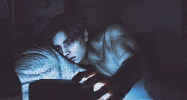 rosfieldism's tweet photo. my favorite genre of pic is leon kennedy being eepy https://t.co/zNJOY9HcLX