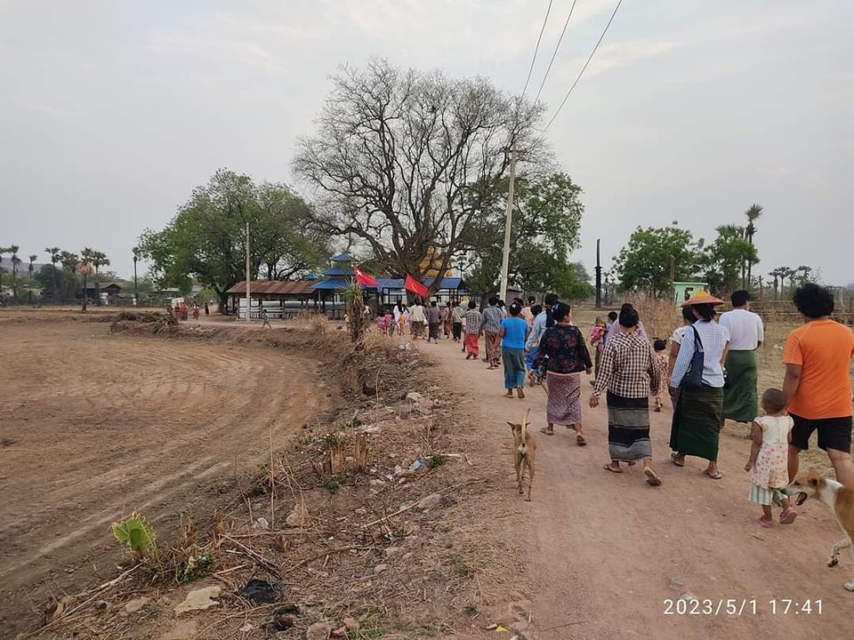 Khithitofficial's tweet photo. လက်ပံတောင်းတာ ဒေသ ပြည်သူများက စစ်အာဏာရှင် တော်လှန်ရေး ချီတက် ဆန္ဒပြ
Read more->https://t.co/dmeVR3BR34 https://t.co/5ZzKIPFwqF