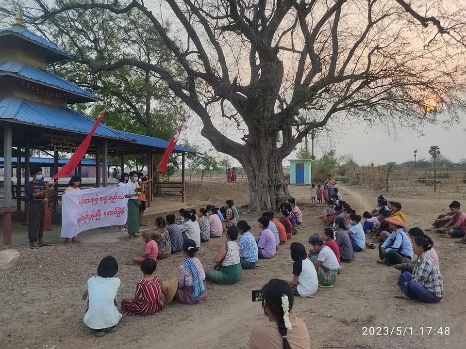 Khithitofficial's tweet photo. လက်ပံတောင်းတာ ဒေသ ပြည်သူများက စစ်အာဏာရှင် တော်လှန်ရေး ချီတက် ဆန္ဒပြ
Read more->https://t.co/dmeVR3BR34 https://t.co/5ZzKIPFwqF