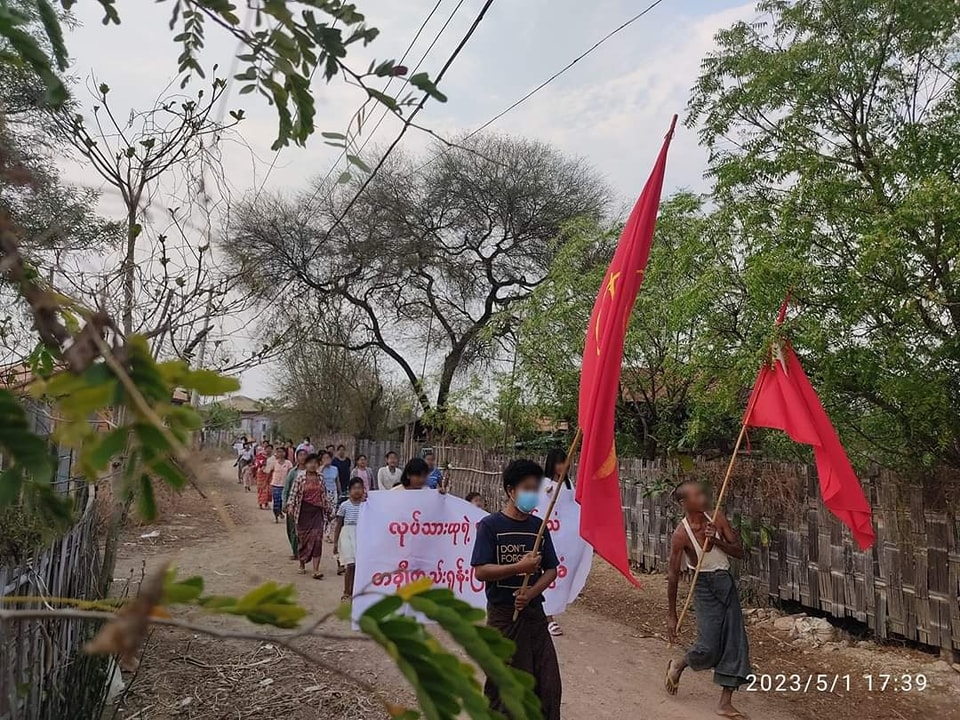 Khithitofficial's tweet photo. လက်ပံတောင်းတာ ဒေသ ပြည်သူများက စစ်အာဏာရှင် တော်လှန်ရေး ချီတက် ဆန္ဒပြ
Read more->https://t.co/dmeVR3BR34 https://t.co/5ZzKIPFwqF