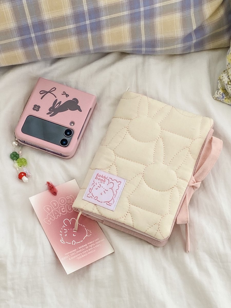 ddoddo_diary's tweet image. #RT 추첨3분께토끼북을선물로드려요!

또바기마을의 핸드메이드 문구소품을 제작하는 &apos;사부작공작소&apos;의 토끼-북!🐇
2차 예약판매를 오픈합니다 ᷇_ ᷆

💞「𝙏𝙊𝙆𝙆𝙄-𝘽𝙊𝙊𝙆」
▫️23.5.4(목) pm 8 ~ 5.18(목)
🔗 witchform.com/deposit_form.p…

다이어리 / 다이어리커버 / 다이어리 커버 / 북커버 추천