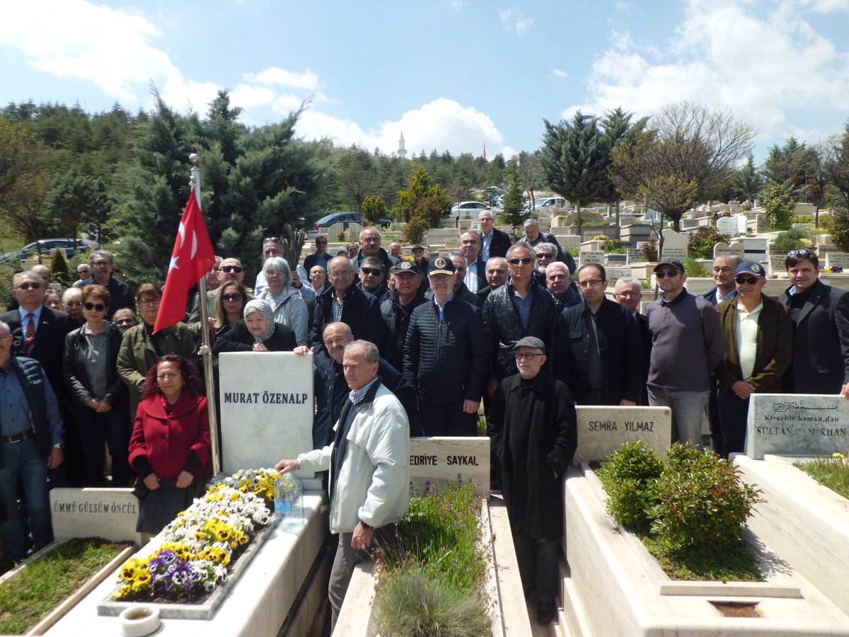 Her yıl olduğu gibi 9. yılında yine kumpas şehidimiz Deniz Kurmay Albay Murat Özenalp kardeşimizi mezarı başında andık.
Ardından Yarbay Ali Tatar kardeşimizi de ziyaret ettik.
Her ikisinin de mekanları cennet olsun.
Bu vesileyle tüm emekçilerin 1 Mayıs İşçi Bayramı kutlu olsun