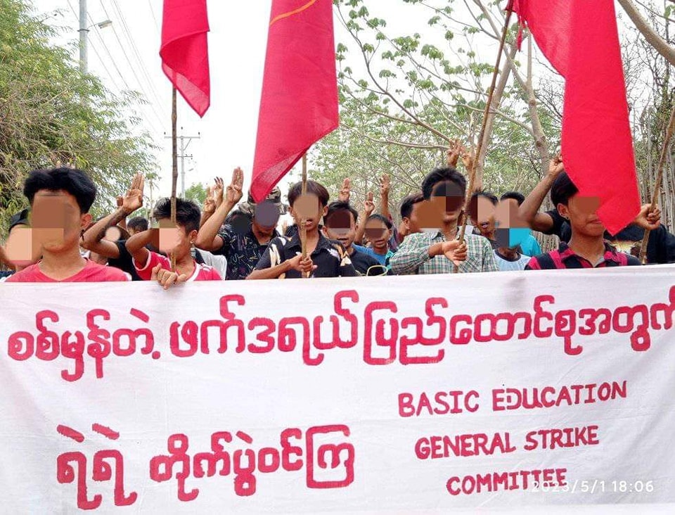 Khithitofficial's tweet photo. မြိုင်မြို့နယ် သပိတ် စစ်ကြောင်းက စစ်အာဏာရှင် တော်လှန်ရေး ချီတက် ဆန္ဒပြ
Read more->https://t.co/0TneMdlE9M https://t.co/b6jARAJcC1