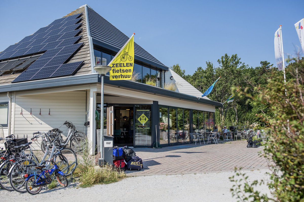 Wanneer je arriveert op het eiland kun je op het haventerrein een fiets huren bij Zeelen en zelf naar het vakantiepark fietsen. Desgewenst wordt de bagage door de fietsenverhuurder naar de accommodatie gebracht.

#terschelling #fietsenopterschelling #zeelen #bagagevervoer