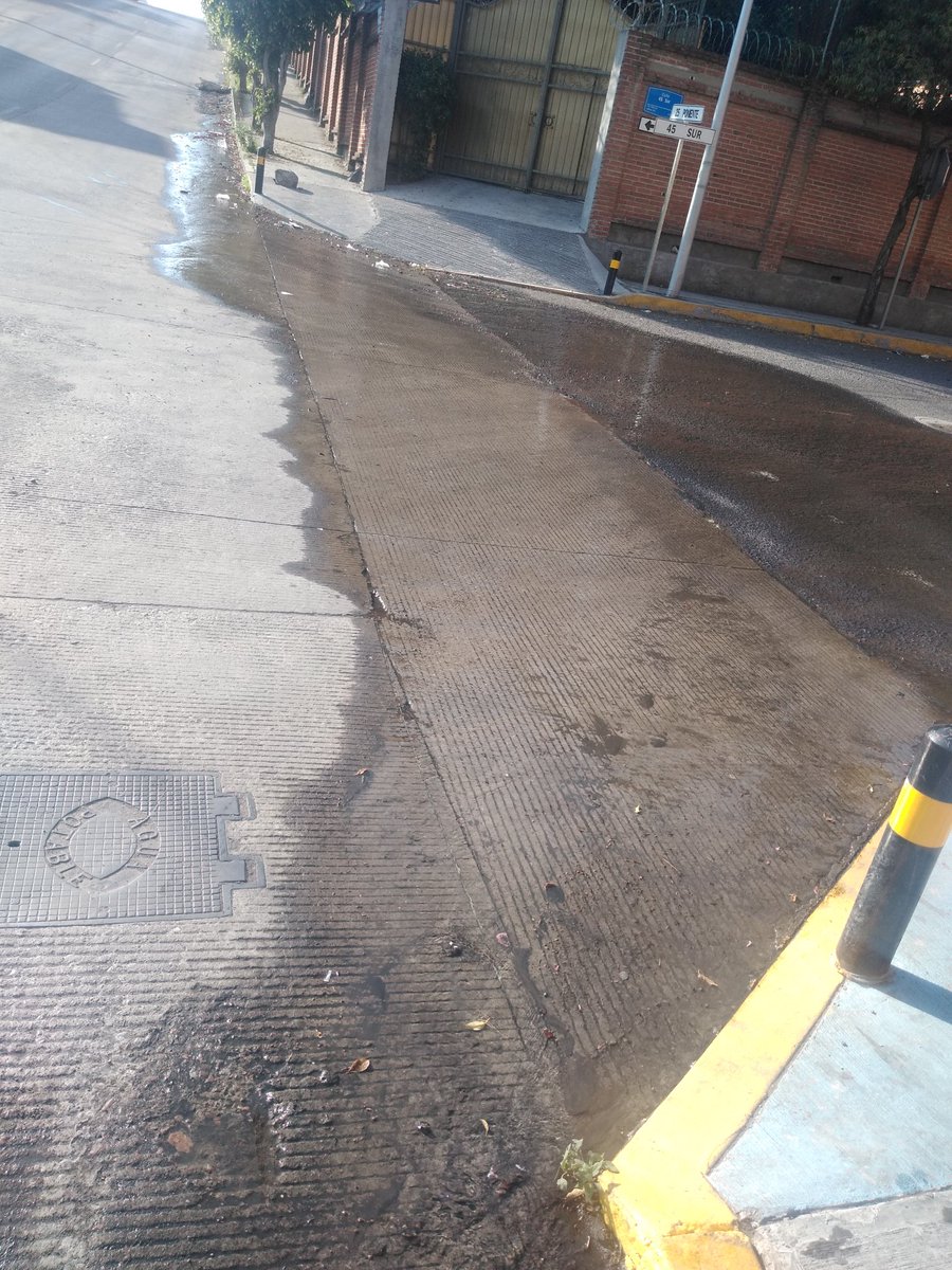 NOLASCOAriel's tweet photo. @AguadePuebla @Imagen_Puebla @laredcincoradio @nmaspuebla tremenda fuga de agua potable en 25 poniente y 43 sur por favor pronta atención el agua corre y corre https://t.co/sN8A335ZRE