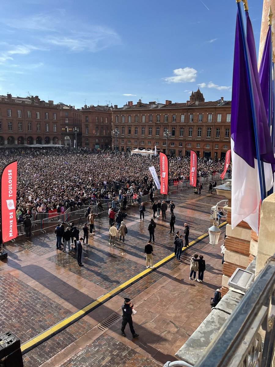 Hier, accueil des joueurs du #TFC au #Capitole de #Toulouse pour célébrer leur victoire en #CoupeDeFrance 

#DeboutToujours