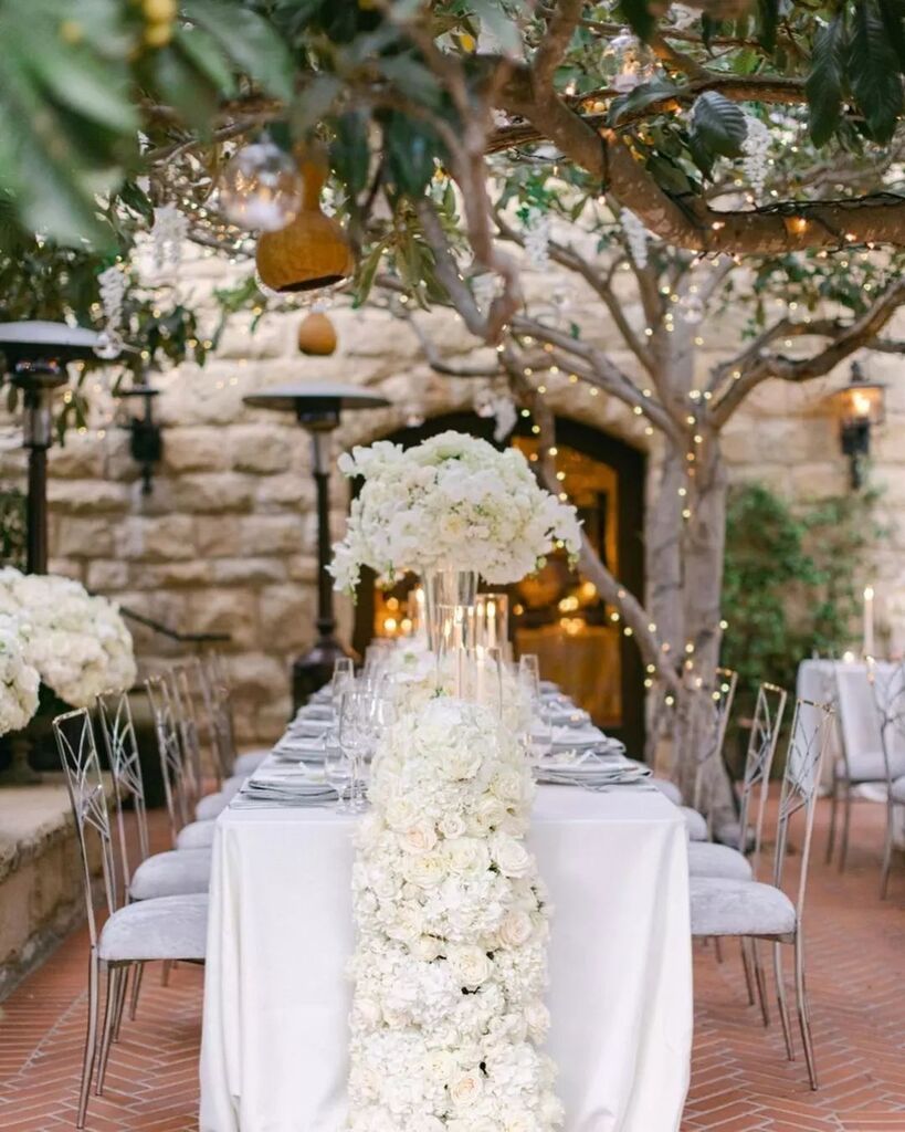 Obsessed with this romantic and classic all white wedding in Santa Barbara! White linens are always so luxe! Venue: @sanysidroranch Planner: @imagineweddingssb Photographer: @chardphoto Cinematographer: @samengfilms Florals: @cody_floral_design Rentals:… instagr.am/p/CrtBOTAhal6/