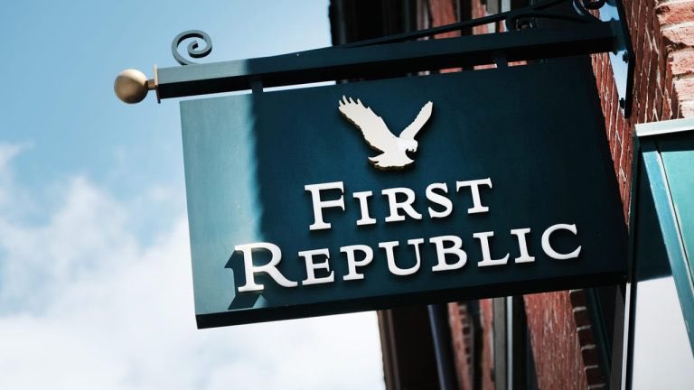coinationX's tweet photo. JPMorgan Chase Assumes Control of First Republic Bank Following Seizure by California Regulators.

https://t.co/6uVhJxXkvY

#crypto #cryptocurrency #coination #news https://t.co/F4Txw3Cdp2