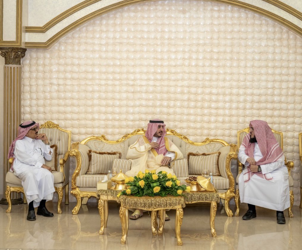 alawajh's tweet photo. تشرفت وأشقائي باستقبال صاحب السمو الملكي الأمير فيصل بن نواف بن عبدالعزيز أمير منطقة الجوف في منزل الأسرة بسكاكا حيث دأب سموه على زيارة ومعايدة المواطنين وتبادل الحديث معهم. ومعروف عن سموه تواصله مع المجتمع وقربه من أهالي الجوف الذين يكنون له أصدق مشاعر الود والإجلال والتقدير. https://t.co/2nBfqDywja