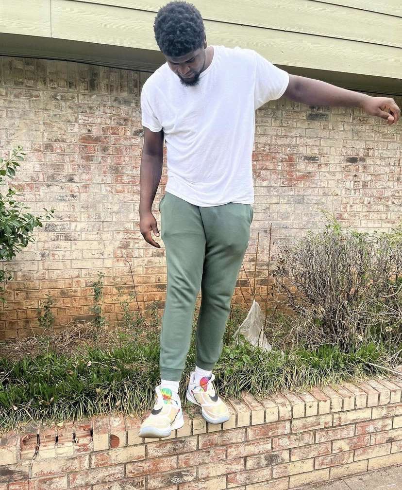 RealMGGatewood's tweet photo. Blessed to see another year happy 23 to me 🎂🎊🎁 https://t.co/TSVbtUxAmH