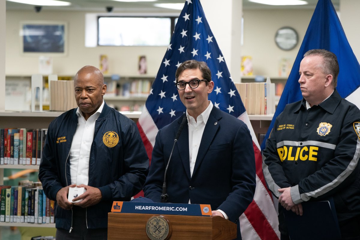 OOBusinessEnt's tweet image. ABetterNY: Yesterday, ABNY Chairman Steven Rubenstein and ABNY CEO @melvammillernyc joined @NYCMayor at the New York City Police Department (NYPD) in an effort to decrease car theft numbers in NYC. ABNY donated 500 Apple AirTags that will be distributed …