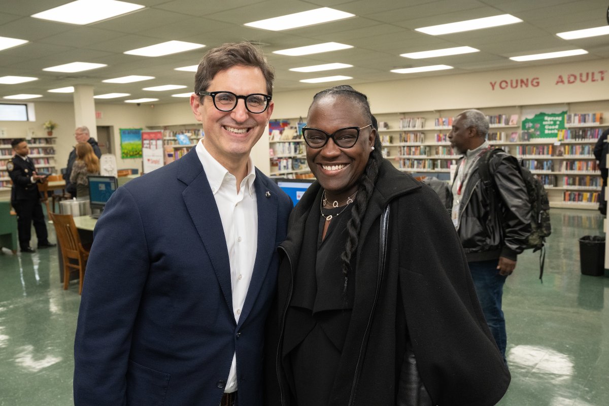 OOBusinessEnt's tweet image. ABetterNY: Yesterday, ABNY Chairman Steven Rubenstein and ABNY CEO @melvammillernyc joined @NYCMayor at the New York City Police Department (NYPD) in an effort to decrease car theft numbers in NYC. ABNY donated 500 Apple AirTags that will be distributed …
