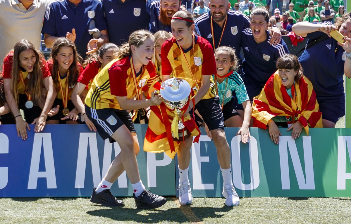 ✍️ CRÒNICA | 🎉 𝙇𝘼 𝙂𝙍𝘼𝙉 𝙁𝙀𝙎𝙏𝘼 𝘾𝘼𝙏𝘼𝙇𝘼𝙉𝘼 😍

🏆 La #sub12F, campiona 1⃣8⃣ anys després amb una 𝙜𝙚𝙣𝙚𝙧𝙖𝙘𝙞𝙤́ 𝙚𝙭𝙘𝙚𝙥𝙘𝙞𝙤𝙣𝙖𝙡 de futbolistes 🌟🔝

🙌🙌 𝗚𝗥𝗔̀𝗖𝗜𝗘𝗦 per fer-nos vibrar❗️🙌🙌

📝📸📽️ fcf.cat/noticia/la-gra…

#SeleccionsCAT #Orgullosa