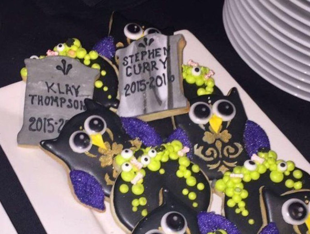 BleacherReport's tweet photo. Throwback to LeBron's 2016 Halloween party with Steph and Klay tombstone cookies and a skeleton playing a "3-1 Lead" drum 😳

There was even a Steph Curry dummy on the floor that guests had to walk over to enter, per @mcten

(via @djstephfloss) https://t.co/MPL2bfYuJj