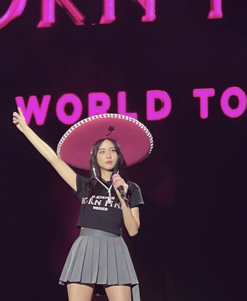 BLACKPINKMX1's tweet photo. #JISOO vía Instagram: ““¡Finalmente llegamos a México! 🇲🇽 ¡En medio de toda la locura, ustedes hicieron que nuestra primera vez aquí fuera tan memorable! ¡Nos divertimos mucho! ¡Espero verte la próxima vez! 🥹♥️
¡Te amo México BLINKs! ¡México es muy chingón! 🌹”

#BLACKPINK #BLACKPINKMEXICO #BLACKPINKinMexico