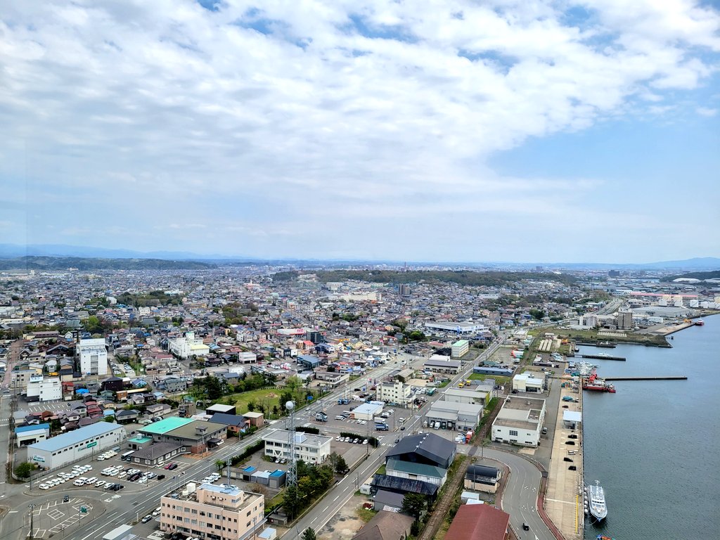 ql9o9lp_2's tweet photo. クルーズ船いる！と思ってお昼は #セリオンカフェ に（上から見た方がよく見えるかと思って） #セリオン 登ったのだいぶ���々でした🗼しばらく高層階にいたのでフワフワした変な感じでした😂  #洋上風力発電 とかもよく見えました👀💡 #シルバーウィスパー  #中型客船らしい  #秋田港  #秋田市 #バハマ https://t.co/RLo7GovY0x