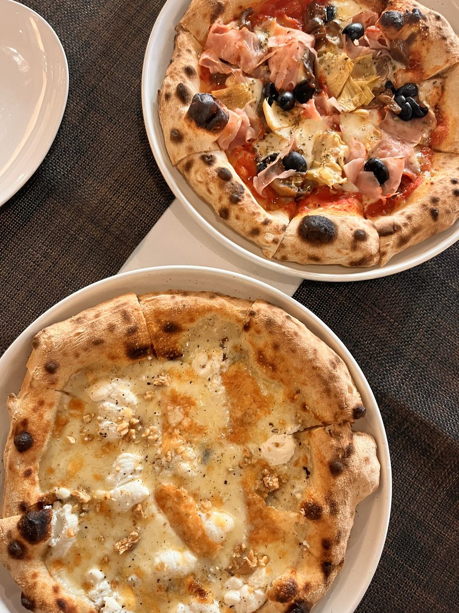 大好きなHeritage Pizzaに開店5分前で入れた！🤭ここは人気なので普段は予約必須だと思うのですが、開店前に並んでぎりぎり入れました👍相変わらずお洒落だし美味しいし最高♥️チーズとハ蜂蜜がマッチしたクワトロフォルマッジお勧めなので皆に食べて欲しい🙆‍♀️