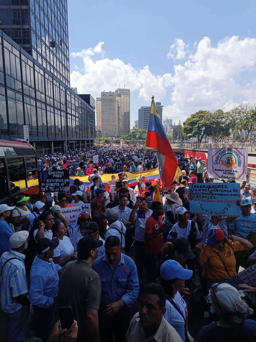 #01Mayo
Un río crecido en la Plaza Venezuela, esperando a los compañeros que vienen de Credicard. A los trabajadores venezolano les sobra dignidad.