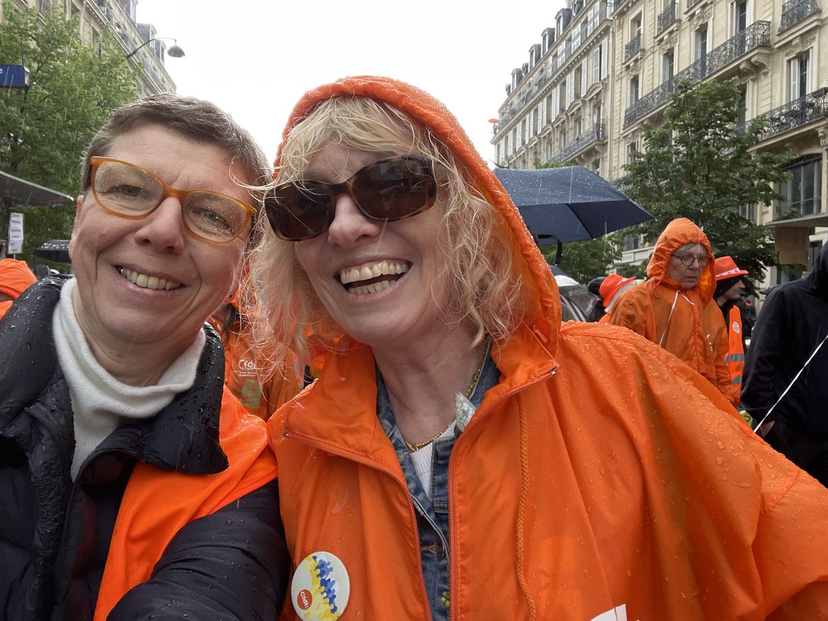 MyleneJa's tweet photo. À #Paris, même sous la pluie #64ansCestNON ! #LabourDay #1erMai #retraites #fonctionpublique https://t.co/kJInHU1HTN