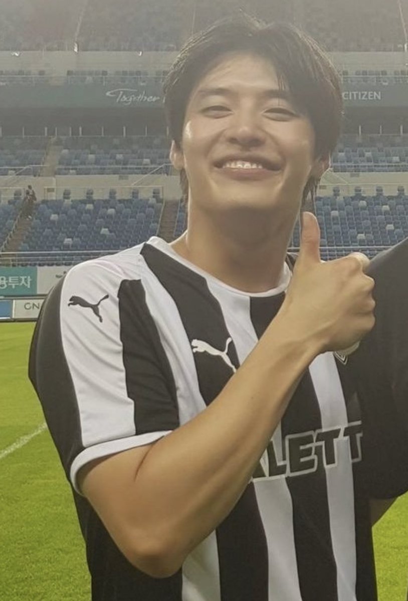 dungdung_neulBB's tweet photo. 축구복이 없어서 최대한 깔맞춤 ㅋㅋㅋ
등번호 7번 박성찬 선수 어디가면 만날 수 이쬬?😇

#강하늘 #늘빵이 #영화 #드림 #특별출연 https://t.co/cF3iuZmehH