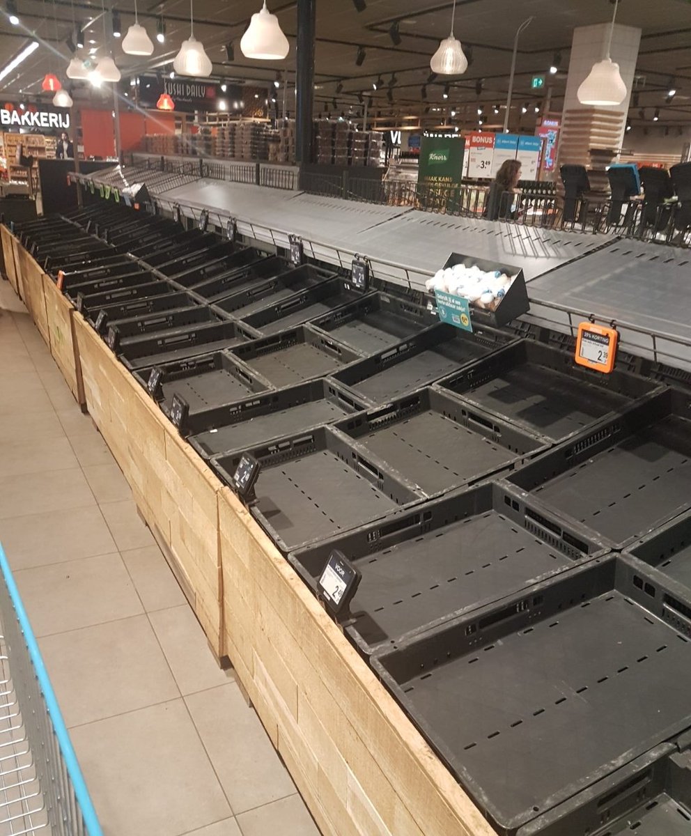 widtvoet's tweet photo. Winst klotst tegen de plinten bij neerlands bekendste grootgrutter, mensen in de top strijken miljoenen per jaar op maar een fatsoenlijke loonsverhoging voor de man en vrouw op de werkvloer zit er niet in.

Dan krijg je lege schappen ja. Doorpakken nu stakers!

#albertheijn #1mei https://t.co/J8QhkJkhaL