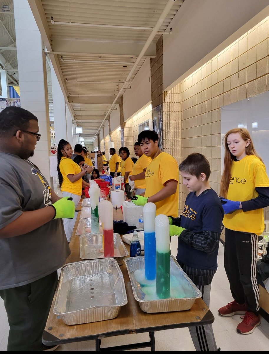 JamestownMiddle's tweet image. JMS Science Club Family at UNCG Science Everywhere 2023!