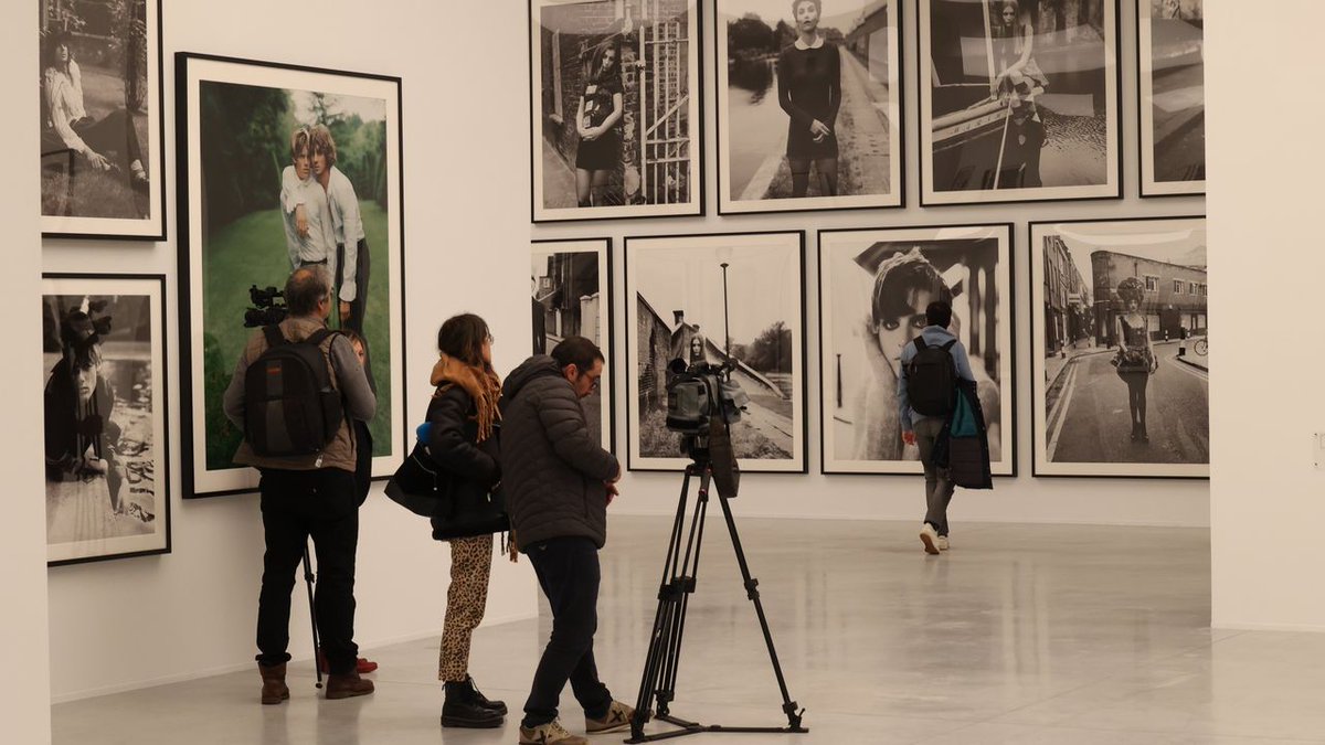 vocescoruna's tweet photo. Última oportunidad para disfrutar de la exposición en A Coruña de Steven Meisel, el visionario de la fotografía que inventó a las supermodelos https://t.co/Mne7aaZG7R https://t.co/BG8eXQ7ewQ