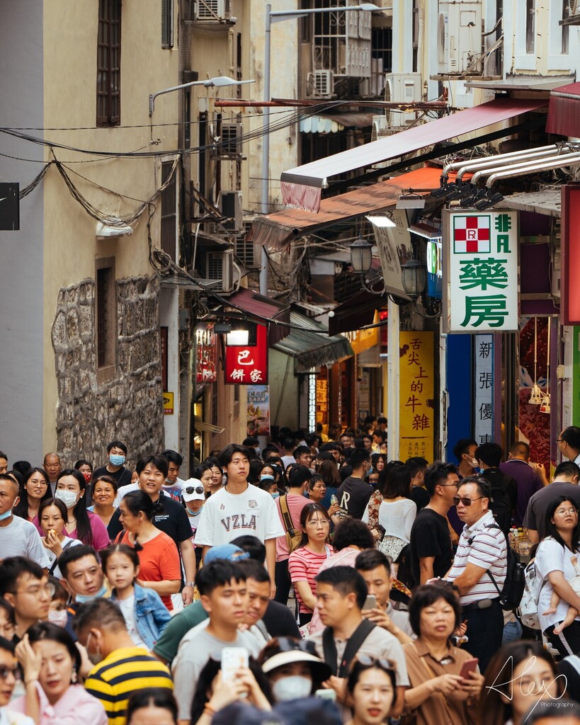 wckalx's tweet photo. Packed like sardines - Macau 2023
#streetphotography #street #snap #snapshot #citylife #macaulife #macautourism #holiday 
#macau #macau_ig
#sony #sonyalpha
#2023 https://t.co/c1G8SXxiHG https://t.co/jDtRV9I8Zg