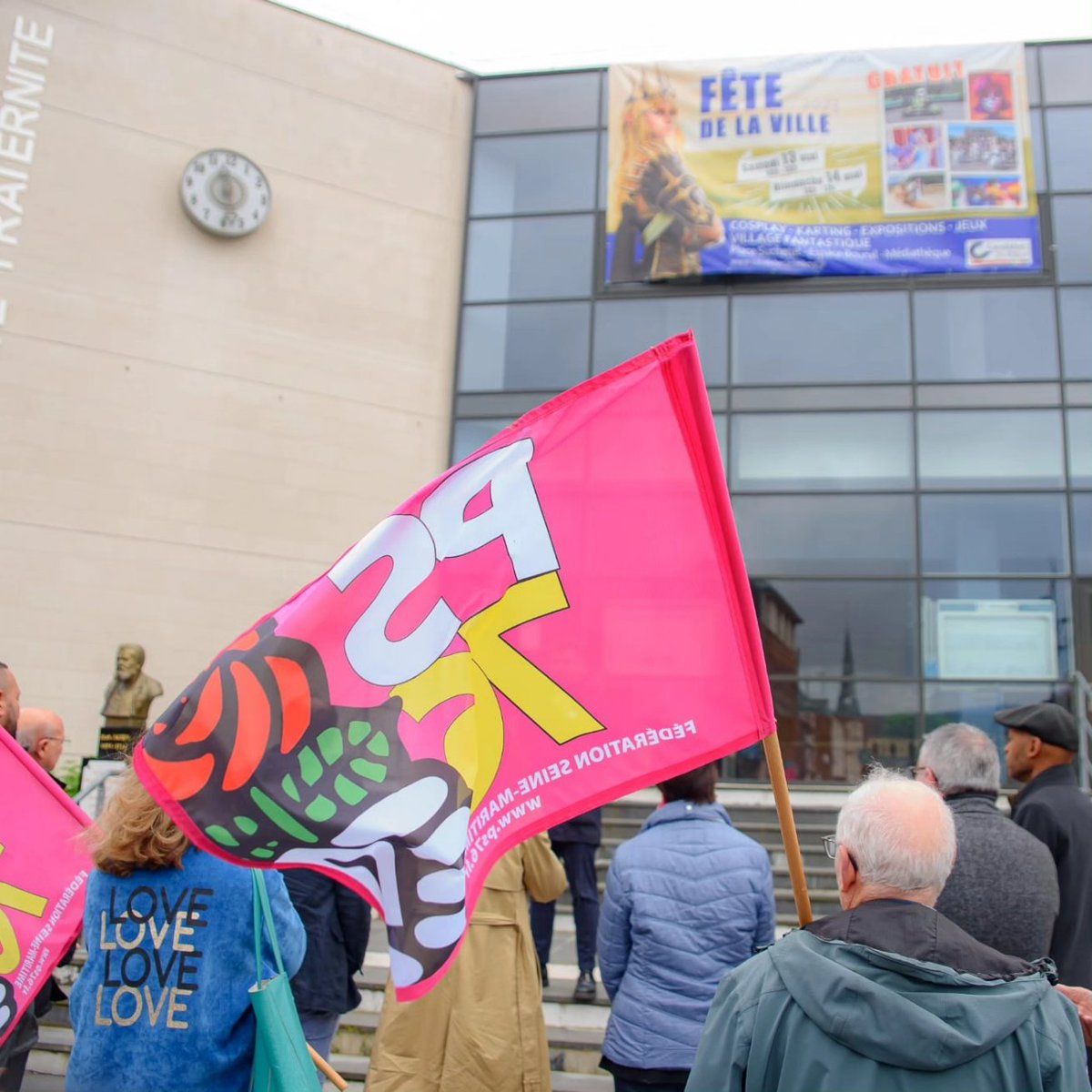 Remy_Lgr's tweet photo. Nous étions nombreux ce matin à Caudebec-lès-Elbeuf pour la traditionnelle cérémonie du #1erMai2023 des socialistes du Pays Elbeuvien devant le buste de Jean Jaurès pour honorer sa mémoire et réitérer notre opposition à la #ReformeDesRetraites que veut imposer le Gouvernement. https://t.co/EfiPsQuD4I