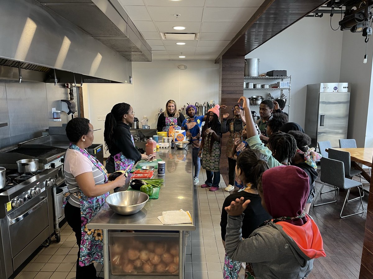 Furahi_ATFH's tweet image. We had an amazing time cooking with Conner 65 last month! We had 12 fantastic students who made some delicious dishes together!! 

#cookingwithfriends #furahicookingclass #deliciousdishes #cookingclasses #clefoodies #students