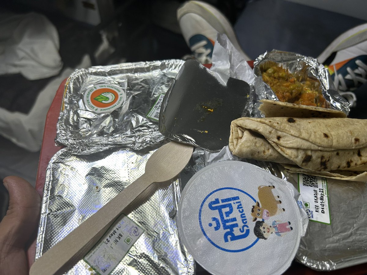 dsingh68253147's tweet image. @RailMinIndia 
#rajdhaniexpress @AshwiniVaishnaw 
@RajatSharmaLive 
such a horrible experience in train number 20840
pnr no 2360317176
why u charge people when you offer cold freezed food . i want my money back 
such a pathetic experience in ur superfast trains which you flaunt