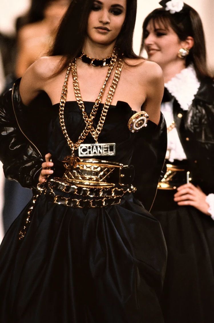 MELlSSAMICHELLE's tweet photo. Karl Lagerfeld was big on accessories… there’s really no excuse this year lol. https://t.co/bFFpwYCXmq