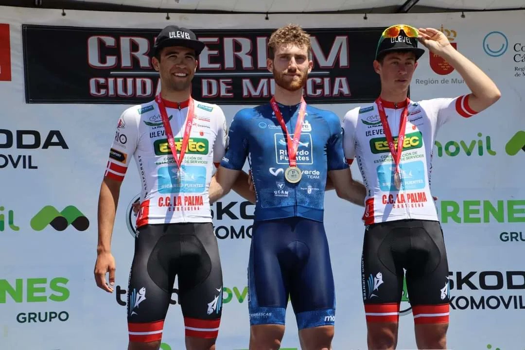 Valverde_Team's tweet photo. 🏡 Papel destacado de los equipos masculinos en el Criterium Ciudad de Murcia. 

Alberto Pérez completó la carrera reina como mejor sub 23, al tiempo que los juniors trataron de tomar el control sobre un circuito llano. Con todo, Diego Aparicio aseguró el tercer puesto. https://t.co/POWFAclEwy