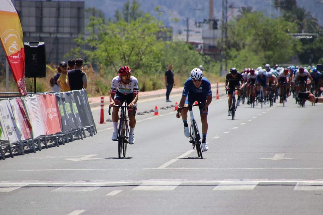 🏡 Papel destacado de los equipos masculinos en el Criterium Ciudad de Murcia. 

Alberto Pérez completó la carrera reina como mejor sub 23, al tiempo que los juniors trataron de tomar el control sobre un circuito llano. Con todo, Diego Aparicio aseguró el tercer puesto.