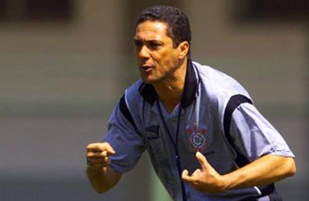 loucosdobandoo's tweet image. 🚨🚨Corinthians negocia com Vanderlei Luxemburgo. 

A expectativa é que exista um acordo rápido para que o treinador comande o treino desta tarde.

🗞️@geglobo