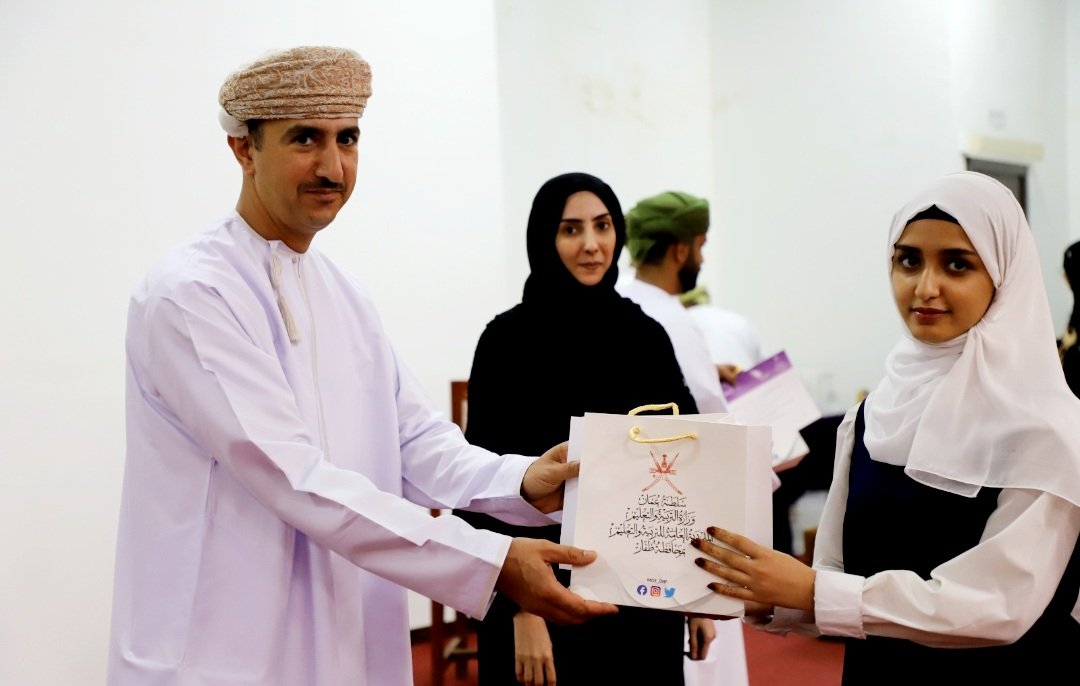 احتفلت اليوم تعليمية ظفار بالطلبة المجيدين في الابتكار العلمي و الذكاء الاصطناعي و الاولمبيادات العلمية و مبادرة الموهوبين العرب، تخلل الحفل جلسة بحثية بعنوان ظفار الأرض و الاستدامه احتفاءً بيوم الأرض، عرض من خلالها طلبة برنامج GLOBE أبرز أبحاثهم ، تمنياتنا للجميع بدوام التميز.