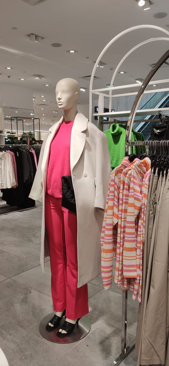 LasteroNatalia's tweet image. Colores en @hmuruguay @mvdshopping #visualmerchandiser