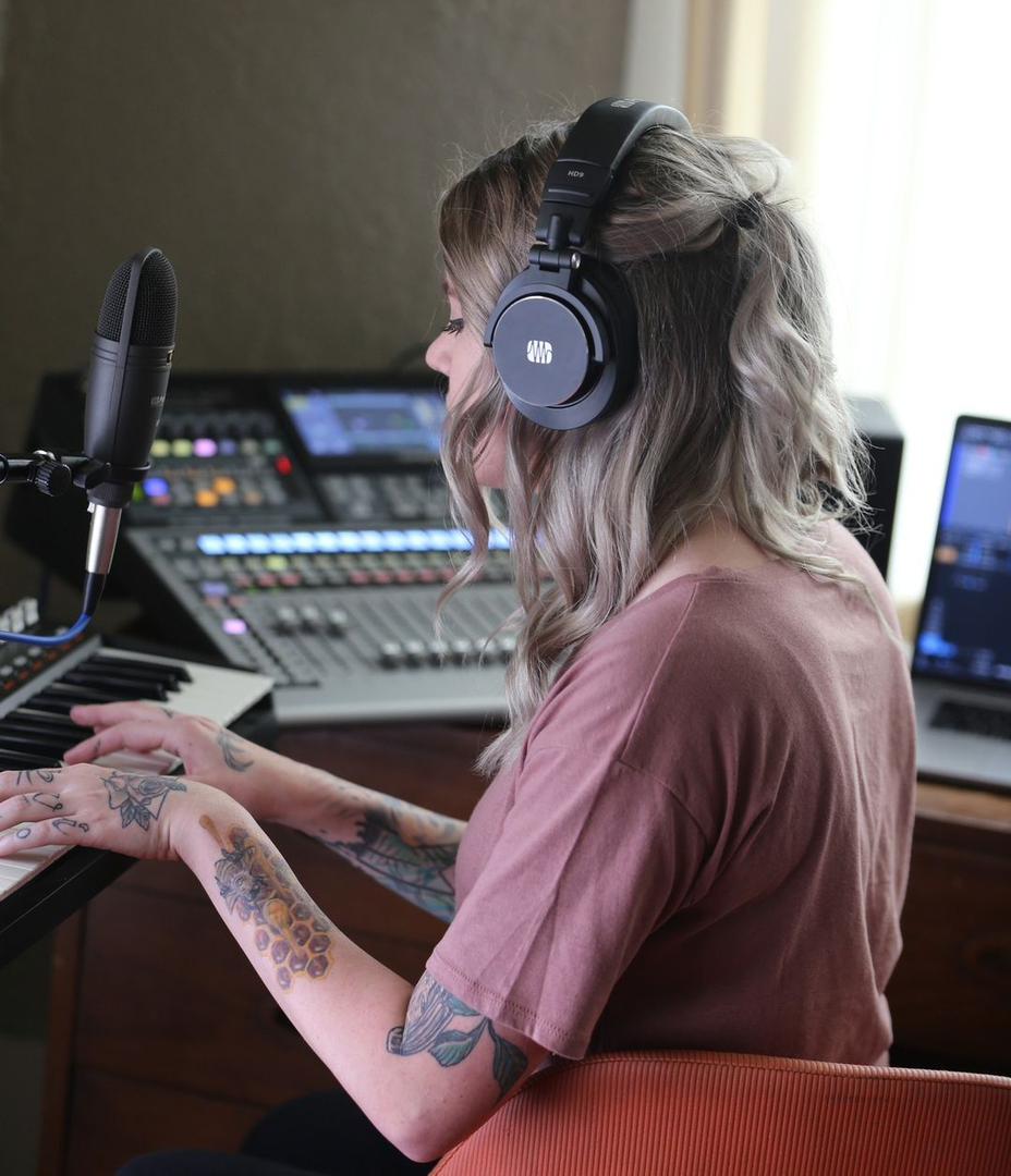 irukka_musicals's tweet image. Make the switch to the #HD9 #Headphones for a clean-sounding, extra comfortable, broad transparent frequency response that ensures accurate mixing. 🔥

For inquiries and more, checkout our website irukka.com
Send us a Dm!

#irukka #presonus #Dontsettleforless #music